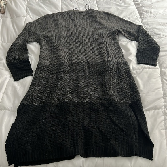 Like New! Women’s long ombré knit cardigan. Size Large - Picture 4 of 7